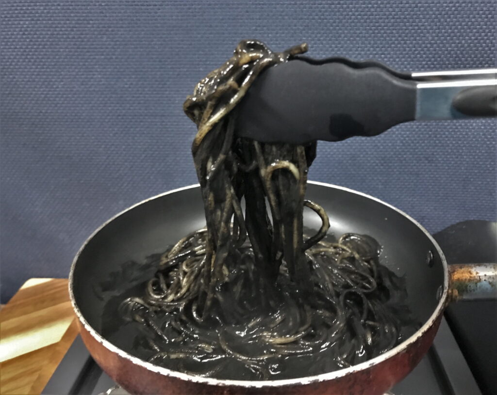 20cmのフライパンで1人前のいかすみパスタを和える03