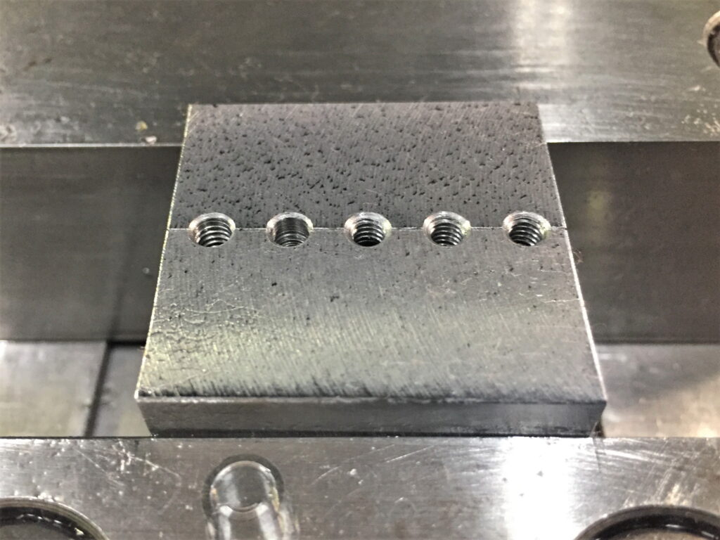 2枚の板を合わせた面の位置にM6のタップ加工