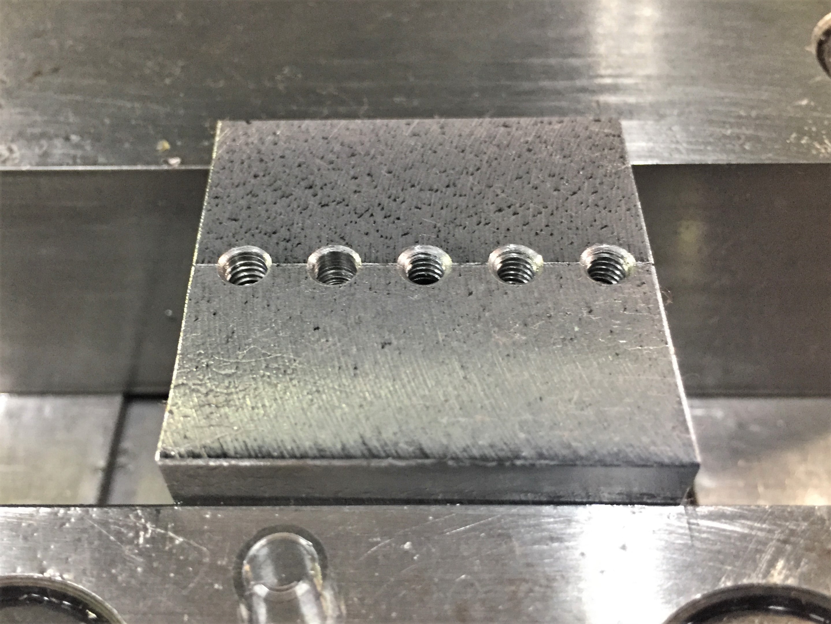2枚の板を合わせた面の位置にM6のタップ加工
