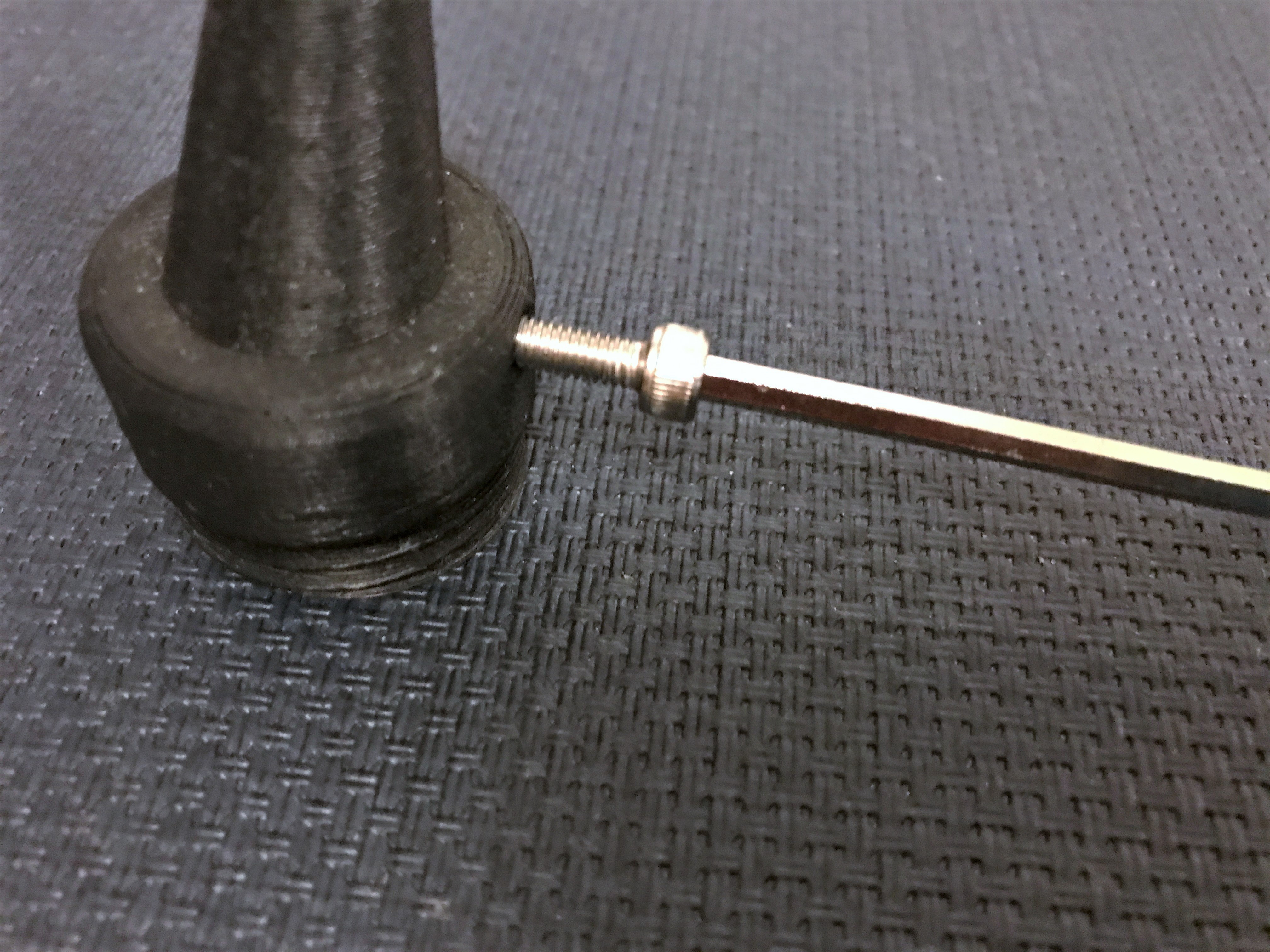 3Dプリンターで造形した部品の組み立て作業