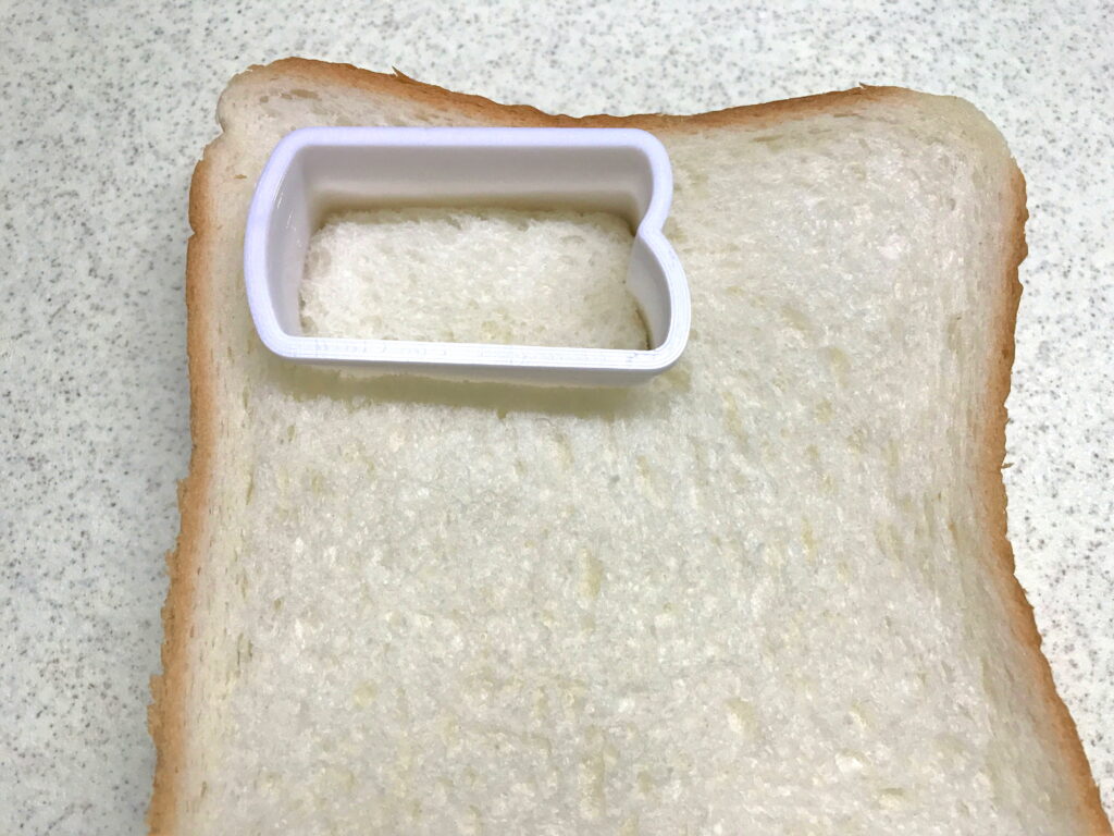 8枚切の食パンで鯉のぼりのおやつ作り