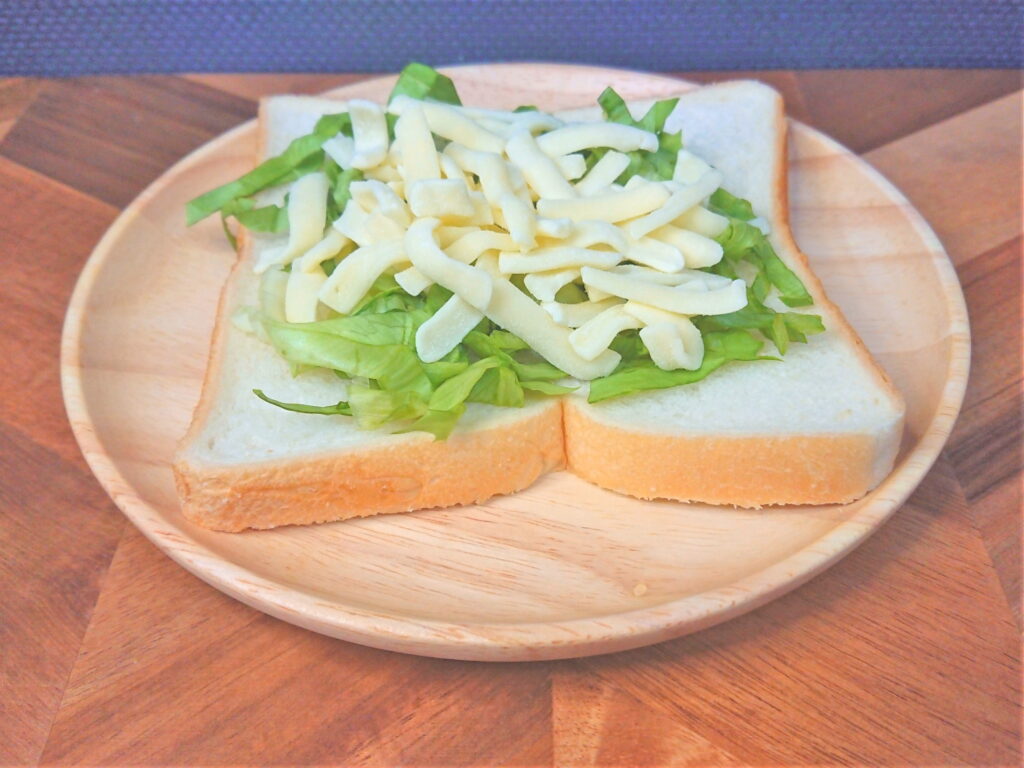 8枚切の食パンに乗せられたレタスとチーズ