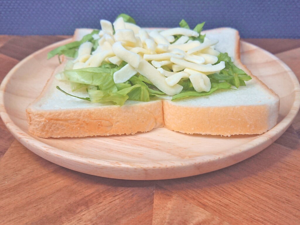 8枚切の食パンに乗せられたレタスとチーズ02