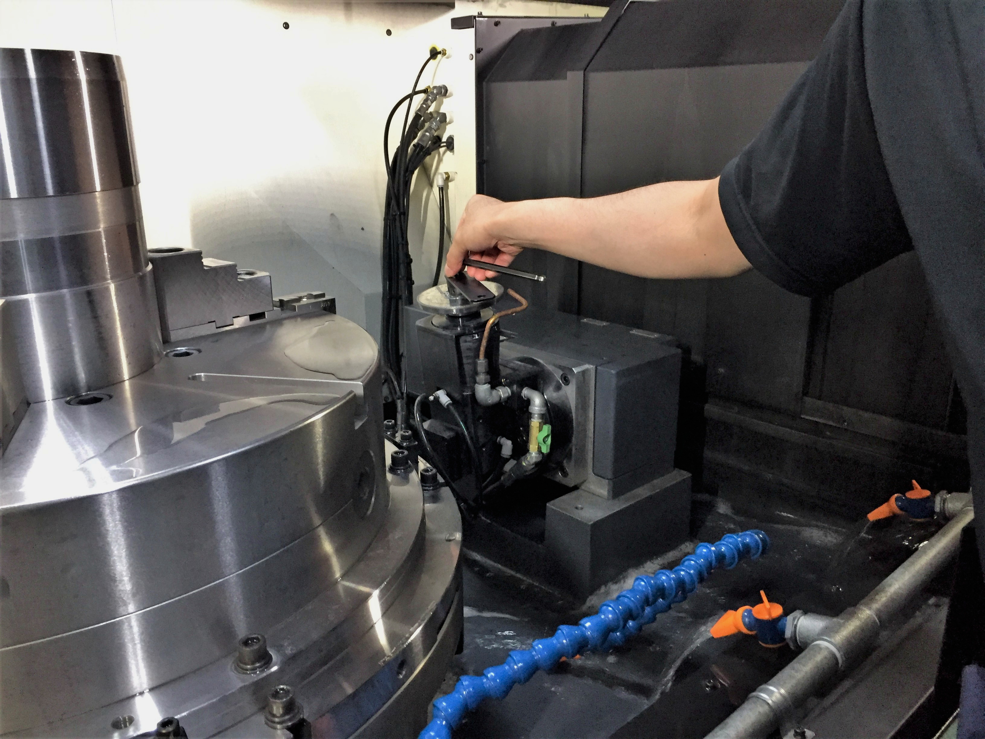 CNC研削盤でダイヤモンドドレッサーの交換作業