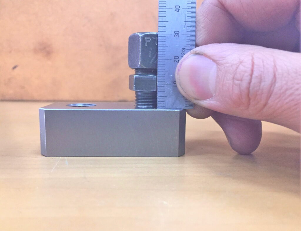 PT1/8のプラグと直尺を使って深さの確認