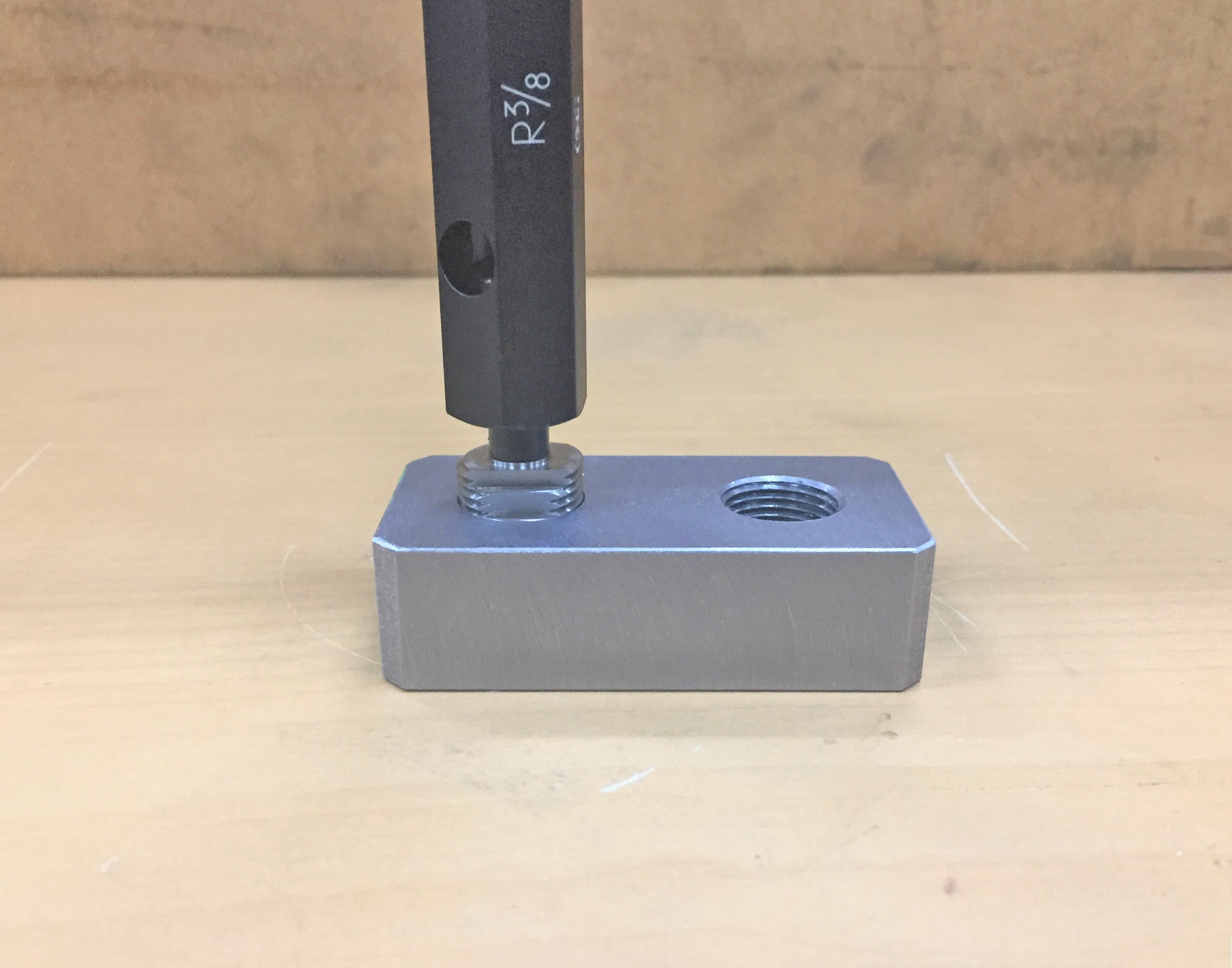 R3/8のゲージの測定作業