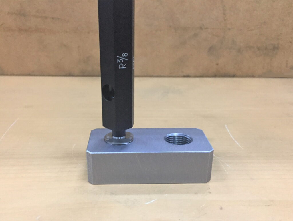 管用ねじR3/8のゲージの測定作業02