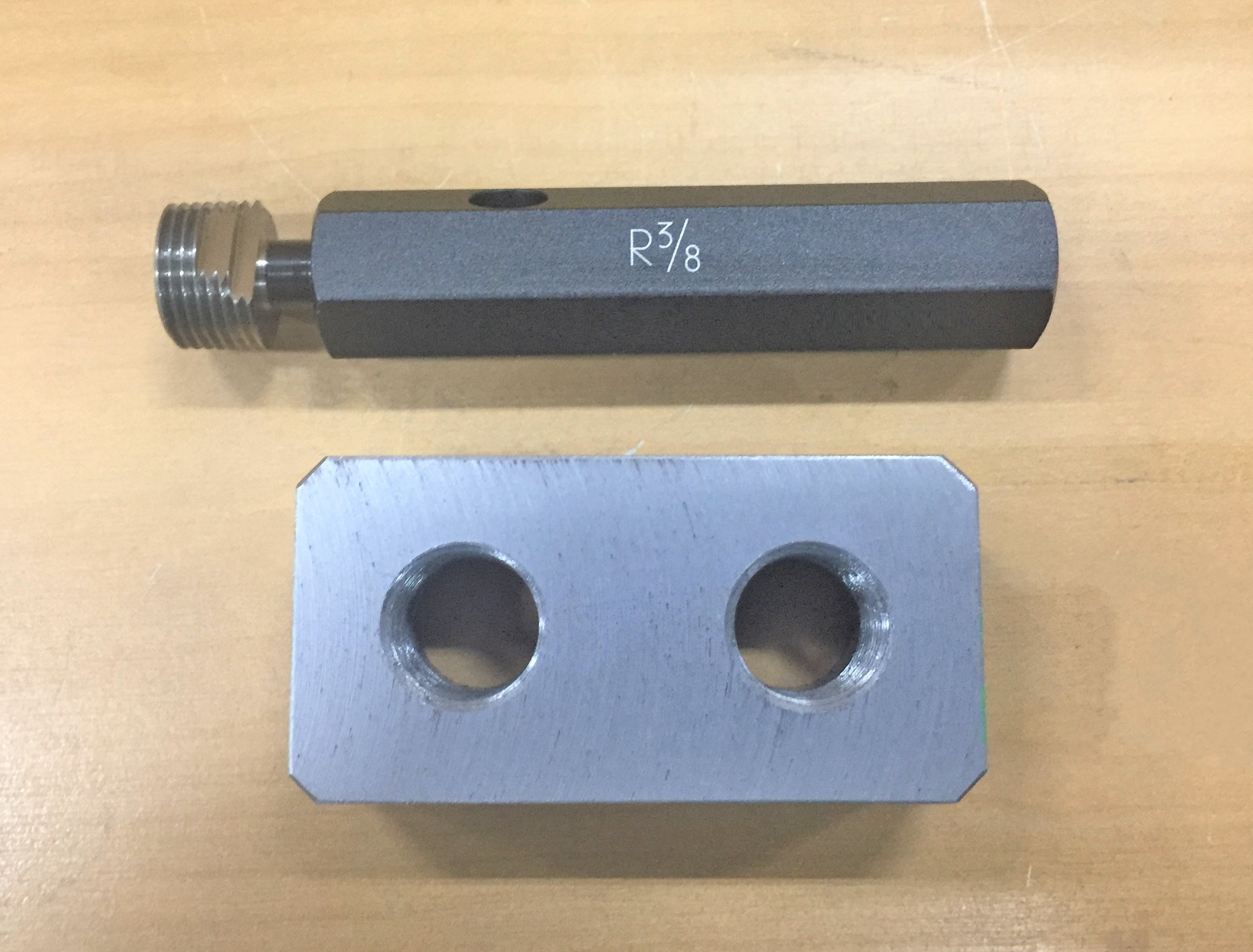 R3-8のゲージの測定用治具とネジゲージ