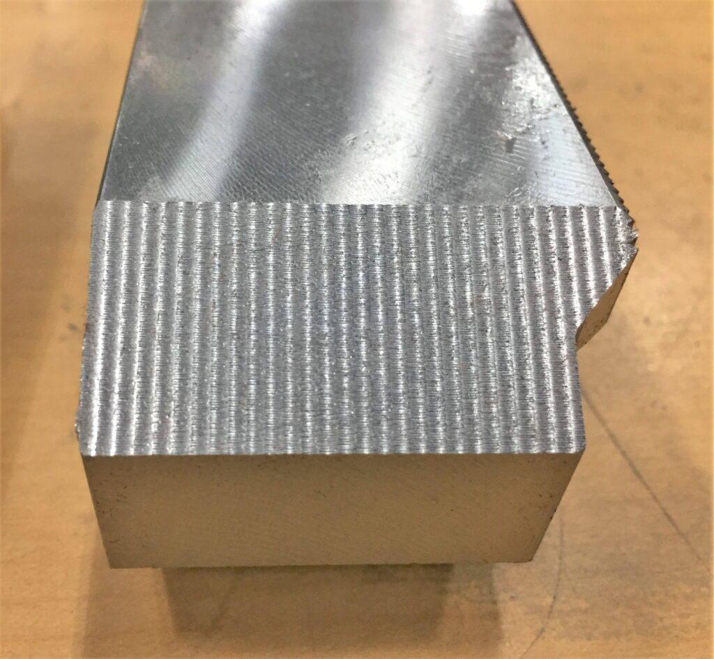 XZ平面を使ってボールエンドミルで面取り荒加工