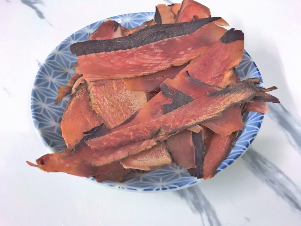 お皿に山盛りにされた鰹の厚削りぶし