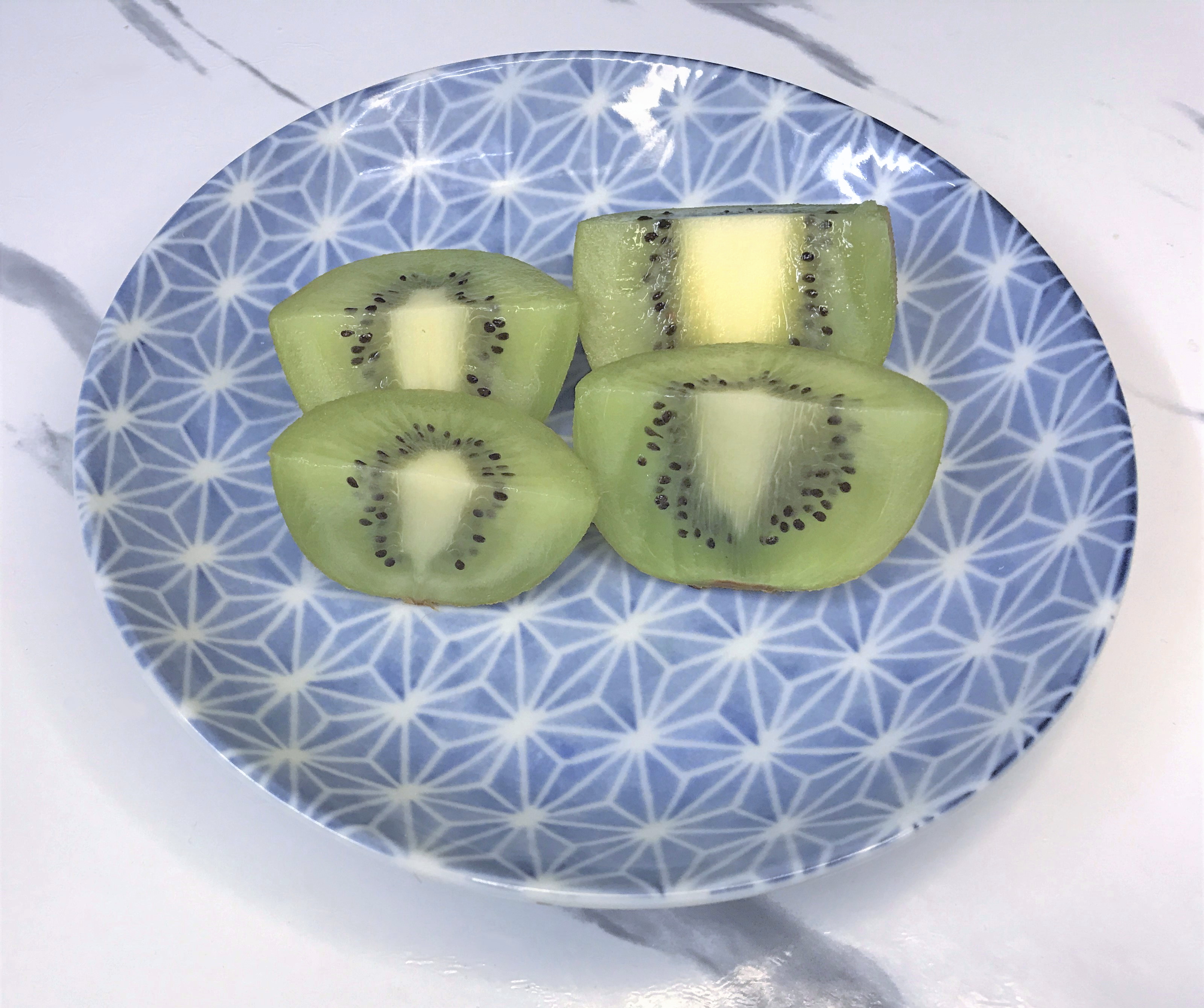 お皿に盛りつけられたキウイフルーツ