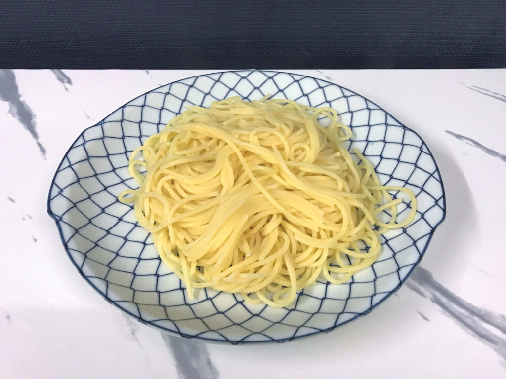 お皿に盛りつけられたスパゲッティ