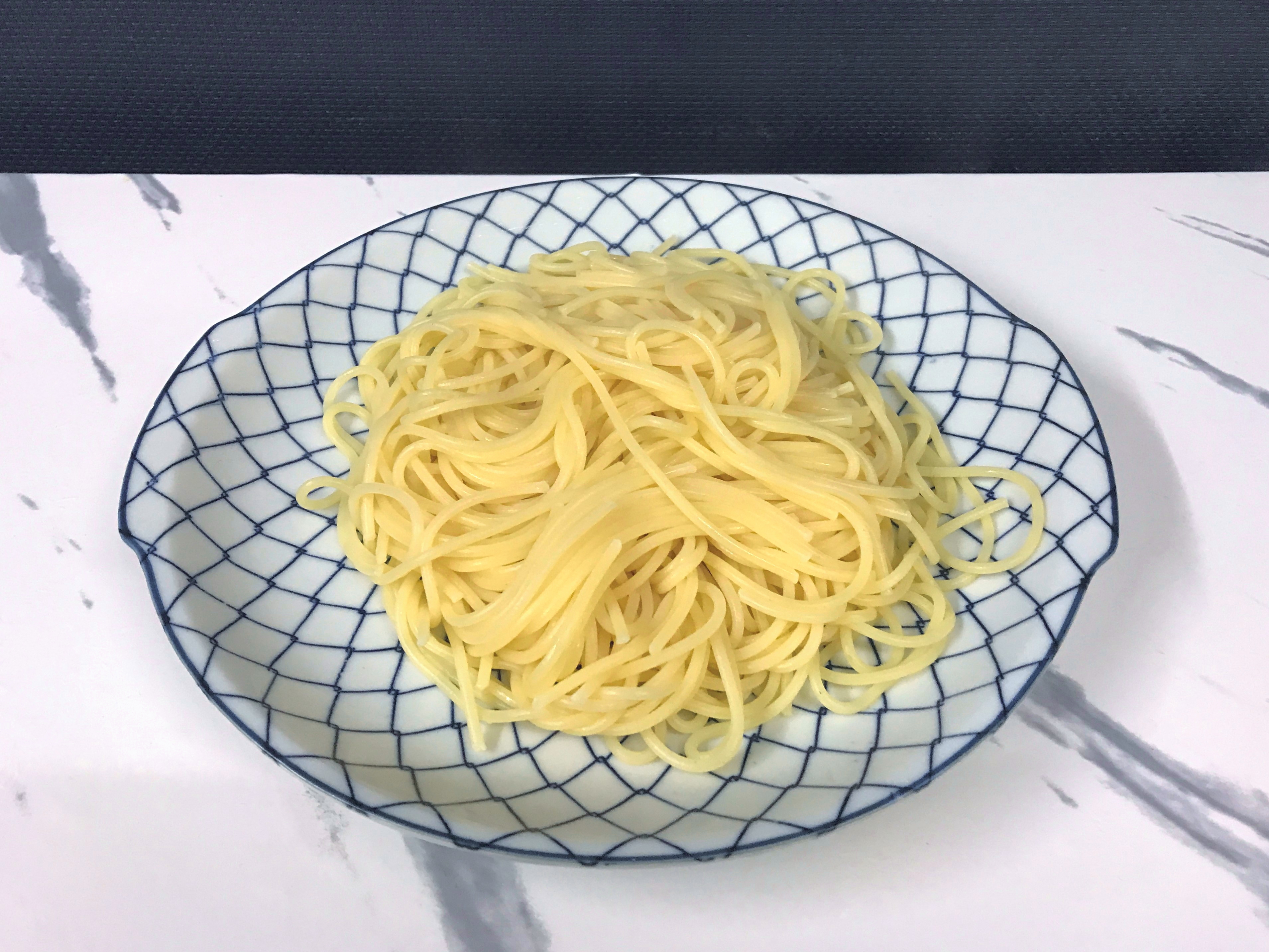 お皿に盛りつけられたスパゲッティ