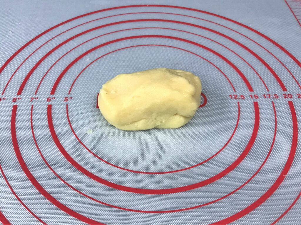 まとまりができたメロン生地を手でこねる