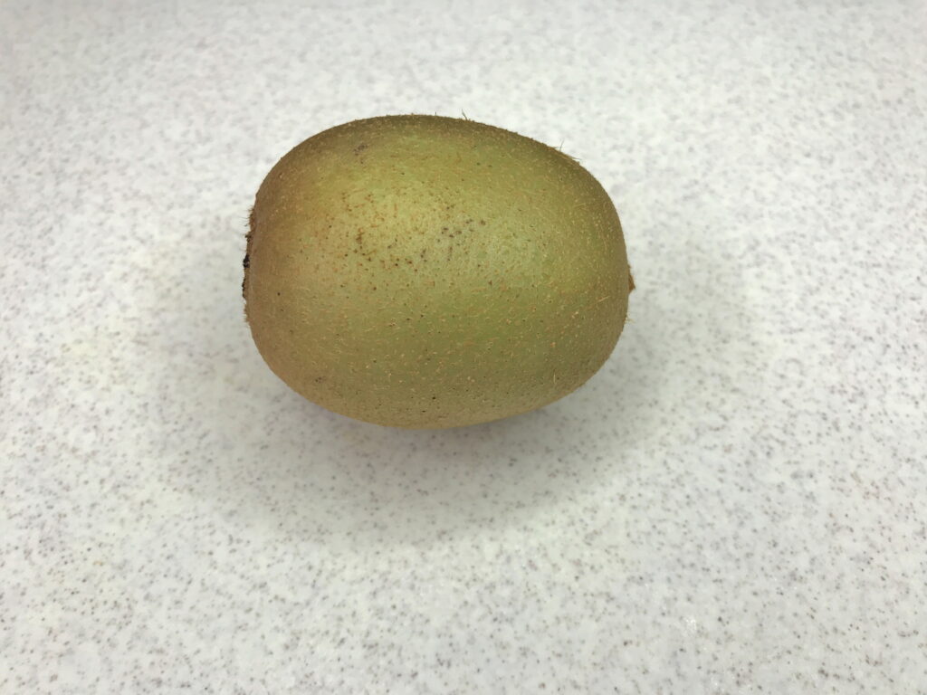 まな板に乗せられたキウイフルーツ