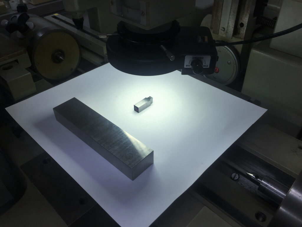アナログ顕微鏡を使ってキー溝用バイトの検査