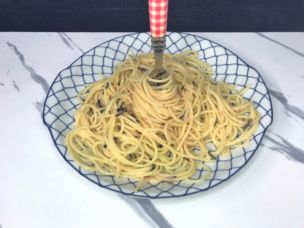 インスタント食品のたらこスパゲッティをフォークで巻き付ける