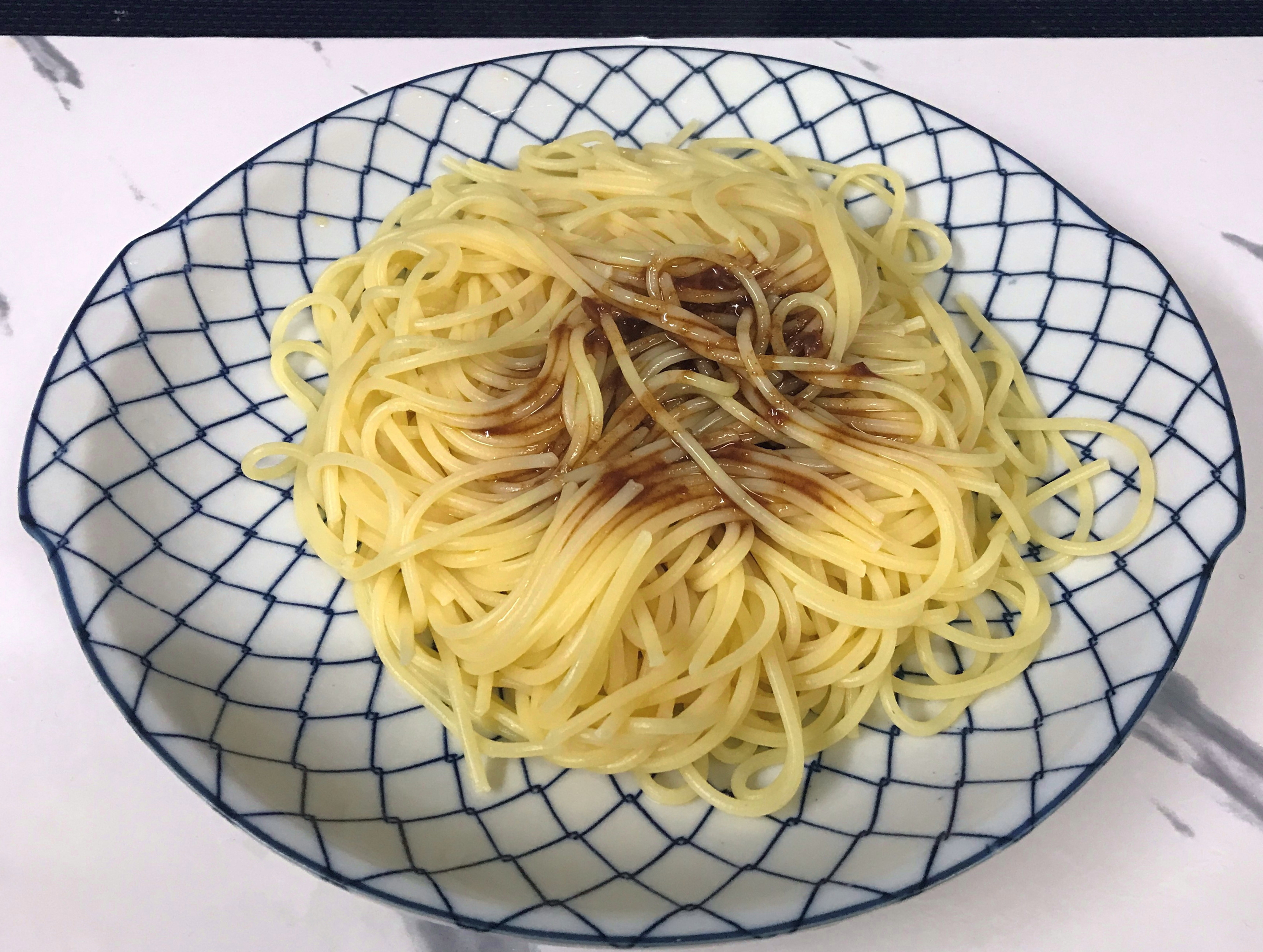 インスタント食品のペペロンチーノスパゲッティ