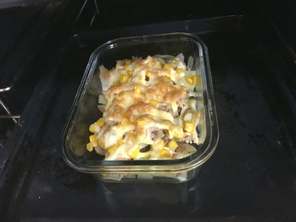 オーブンで焼いたポテトとツナとコーンのチーズ焼き