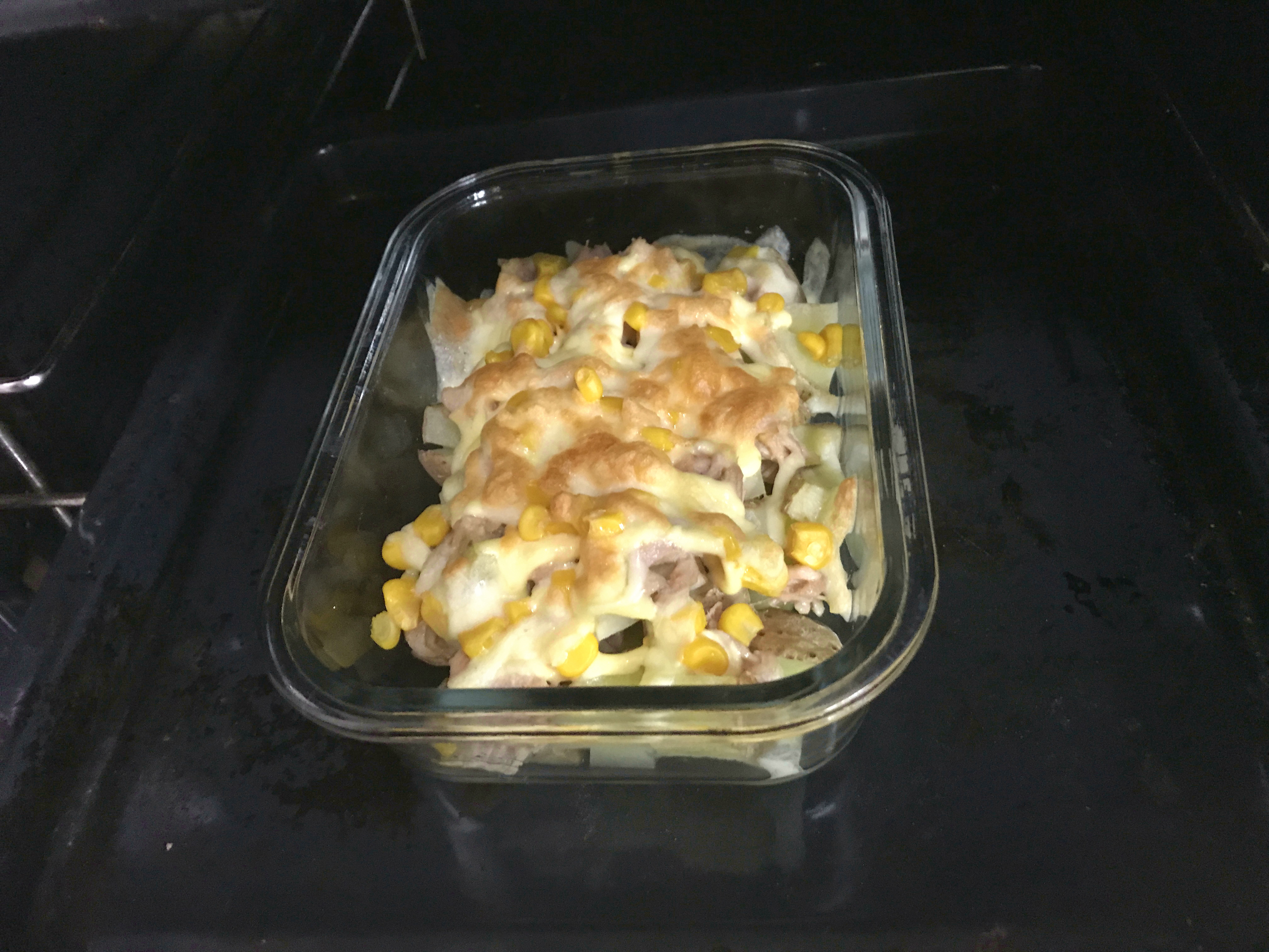 オーブンで焼いたポテトとツナとコーンのチーズ焼き