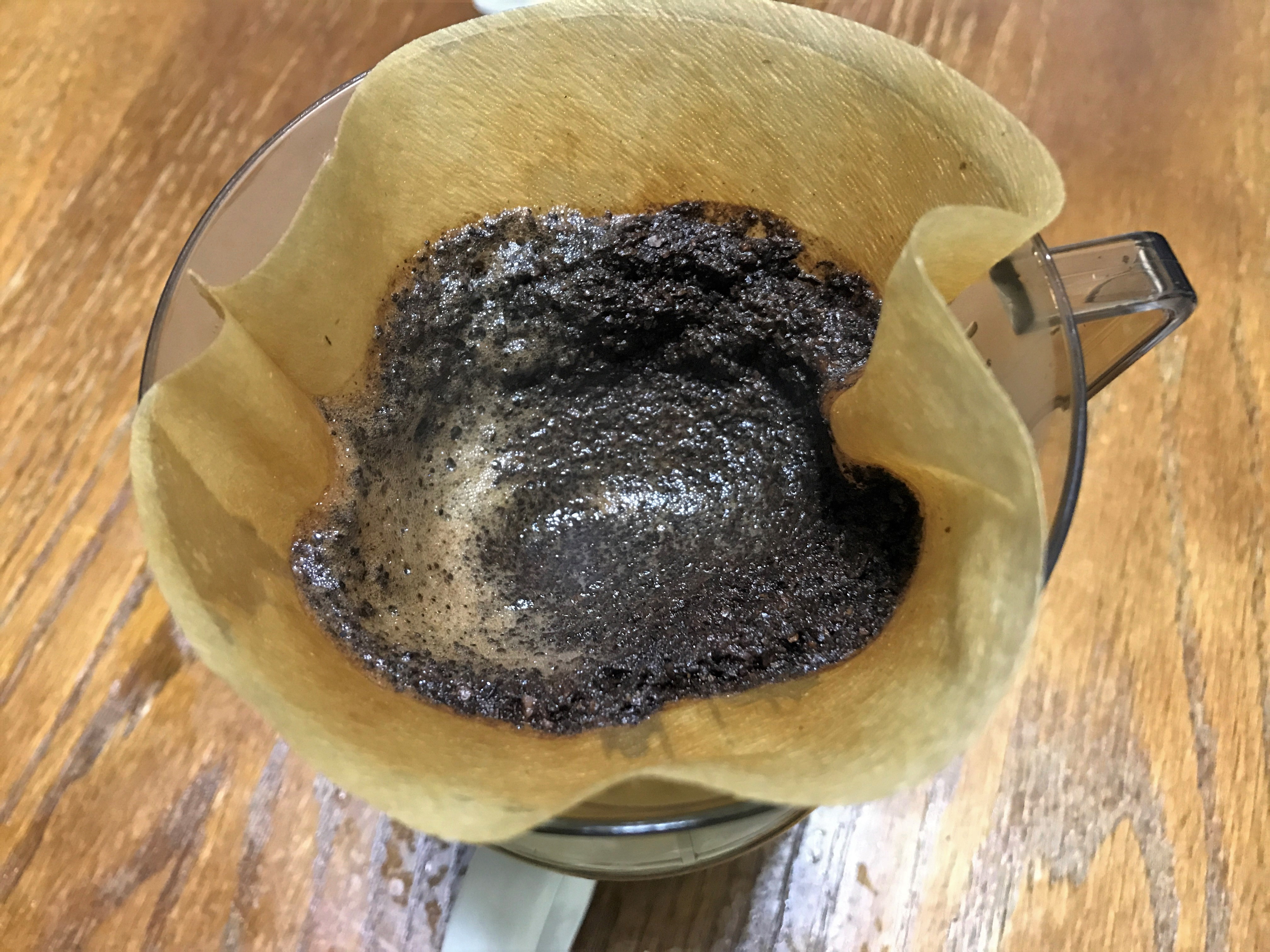 コーヒードリッパーとコーヒーフィルターで入れたコーヒー