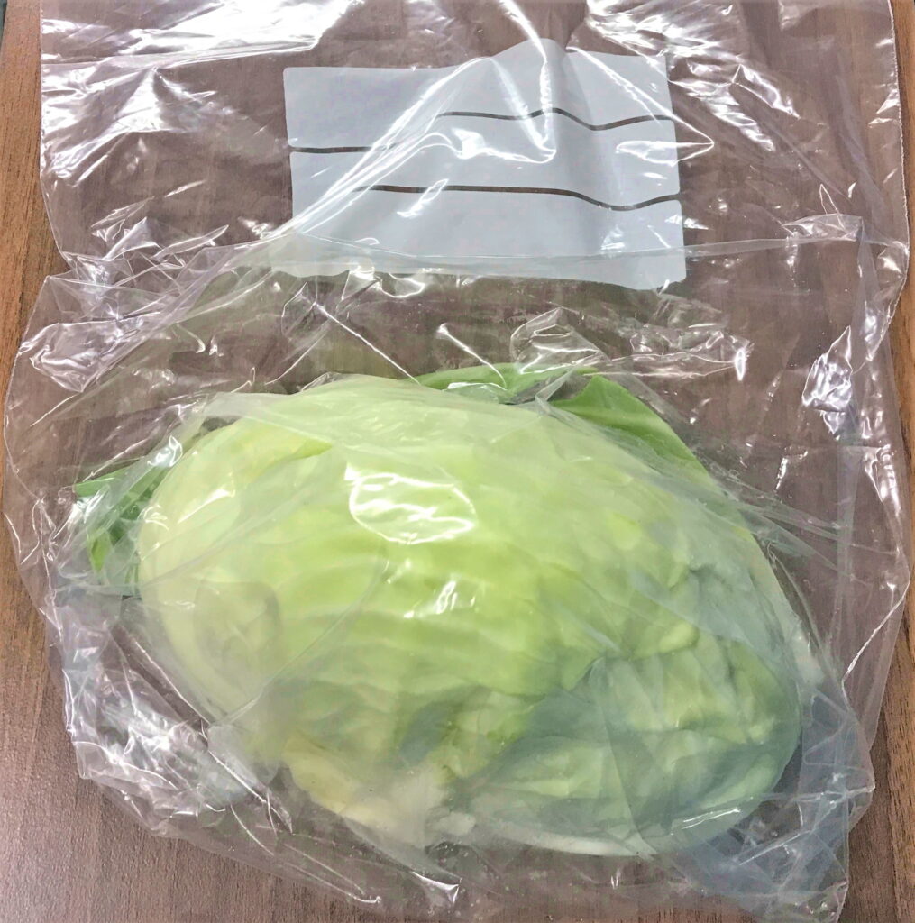 ジッパー付きの袋に入れられたキャベツ