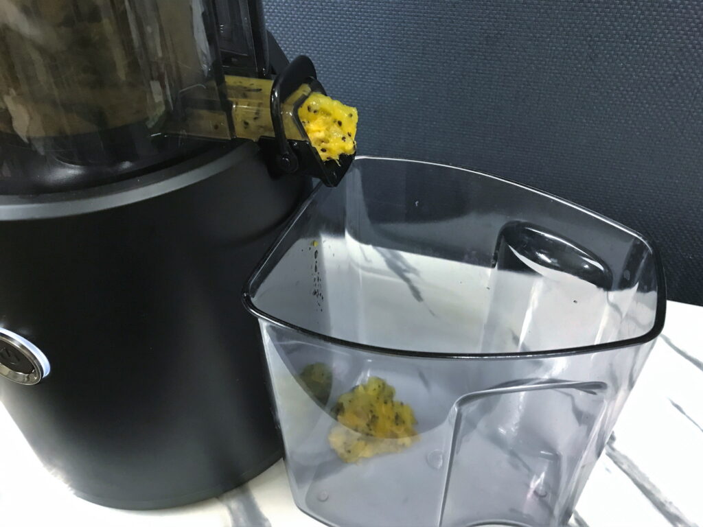 スロージューサーから出たフルーツの搾りかす