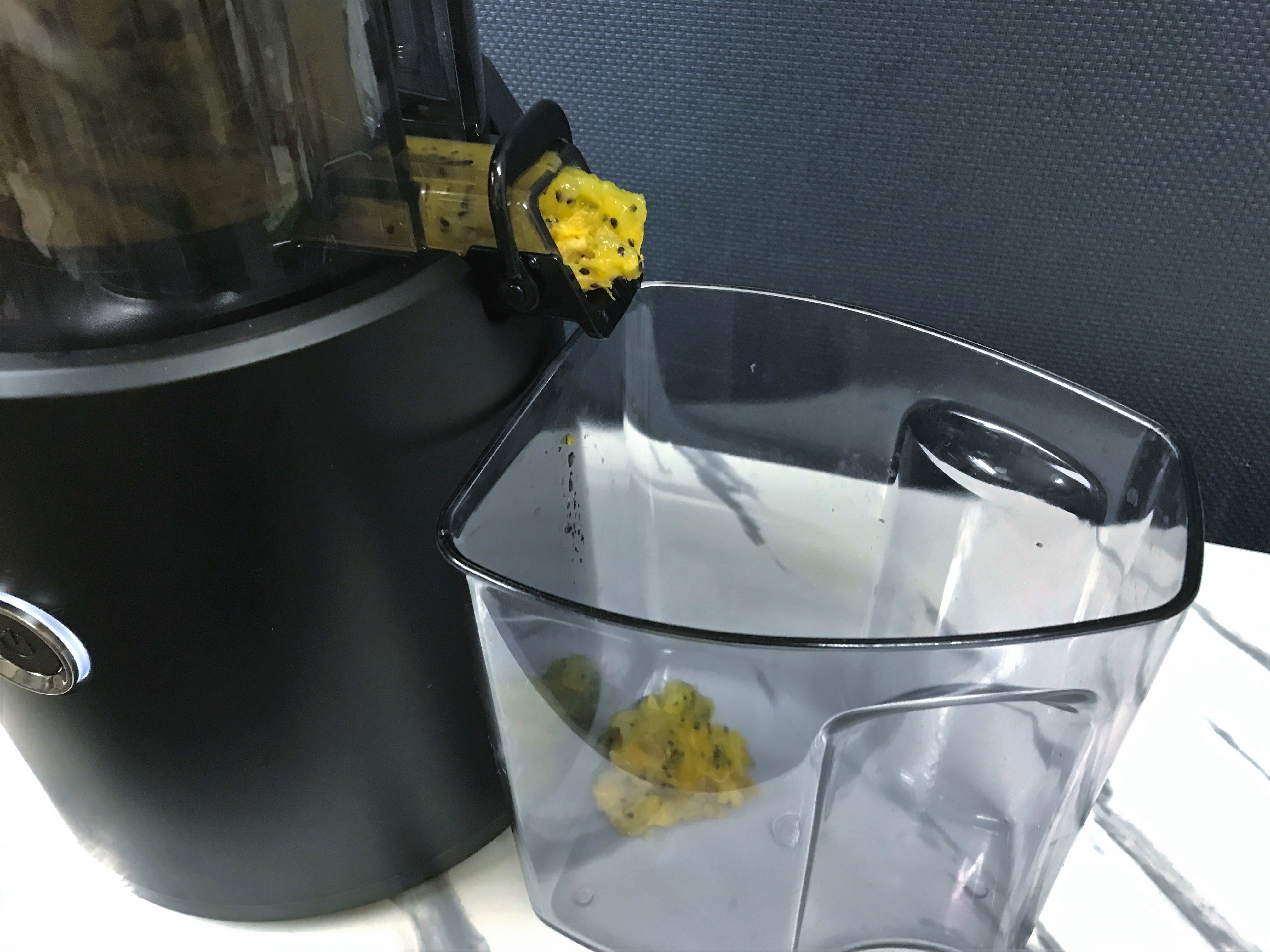 スロージューサーから出たフルーツの搾りかす