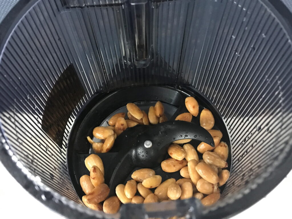 スロージューサーでアーモンドミルクを作る