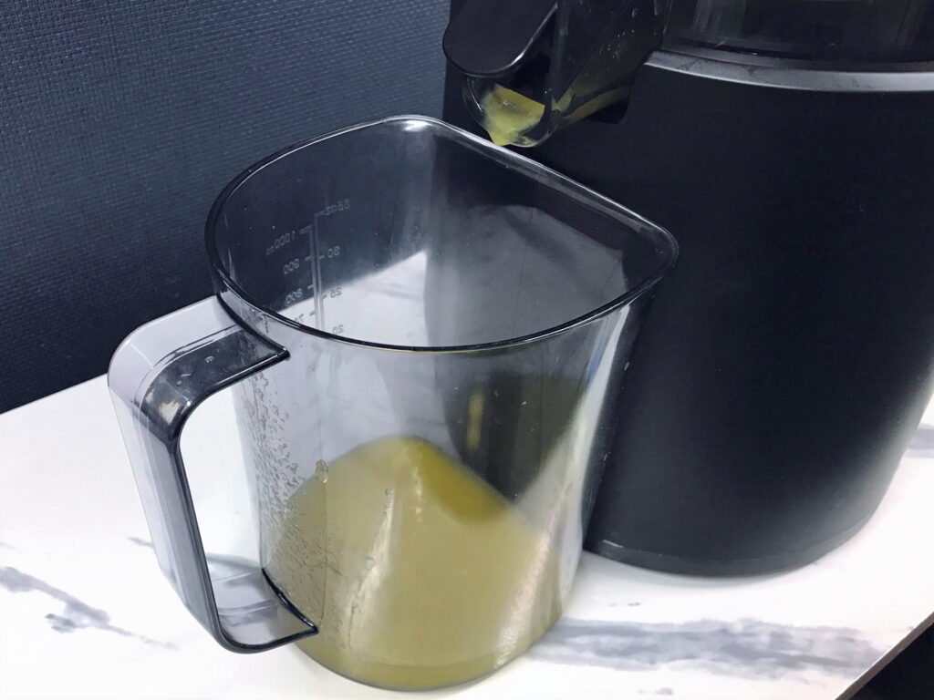 スロージューサーで作ったフルーツジュース