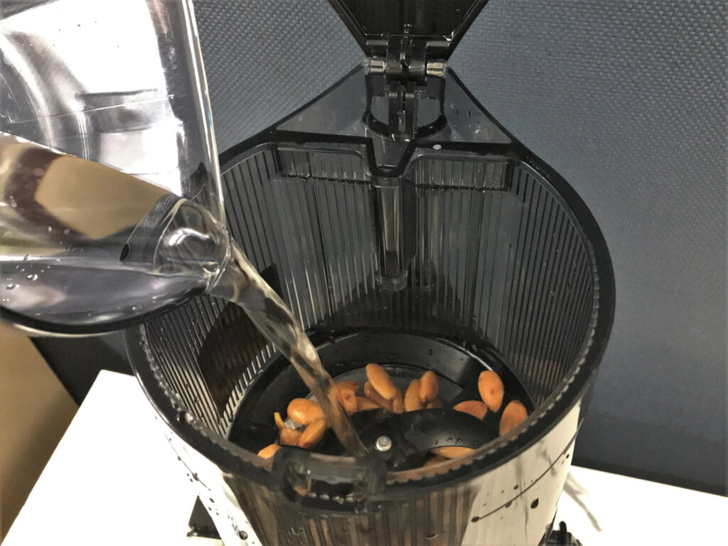 スロージューサーで作るアーモンドミルク