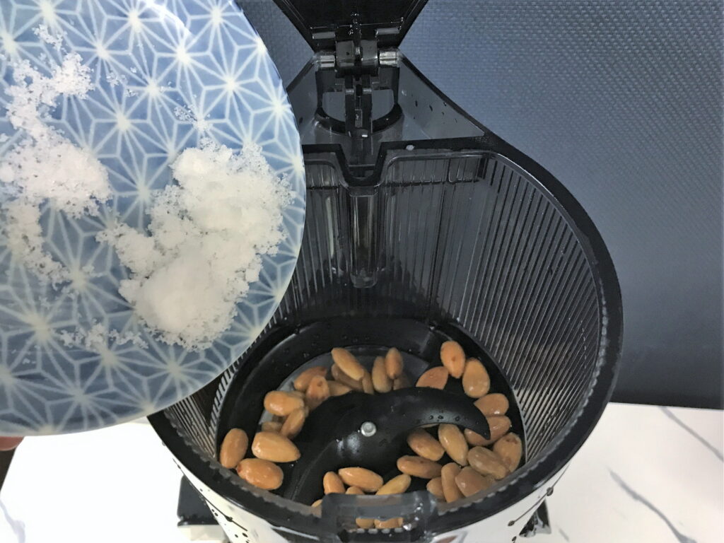 スロージューサーで作るアーモンドミルク02