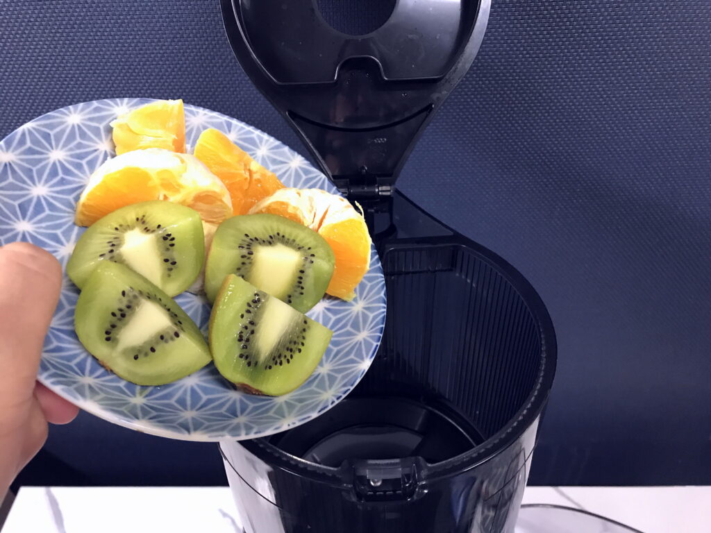 スロージューサーを使ってキウイとオレンジのフルーツジュースを作る
