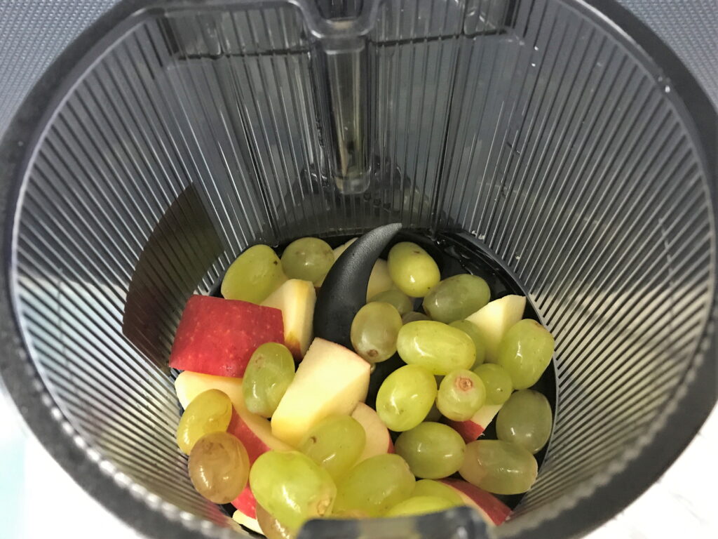 スロージューサーを使ってリンゴとマスカットのフルーツジュースを作る