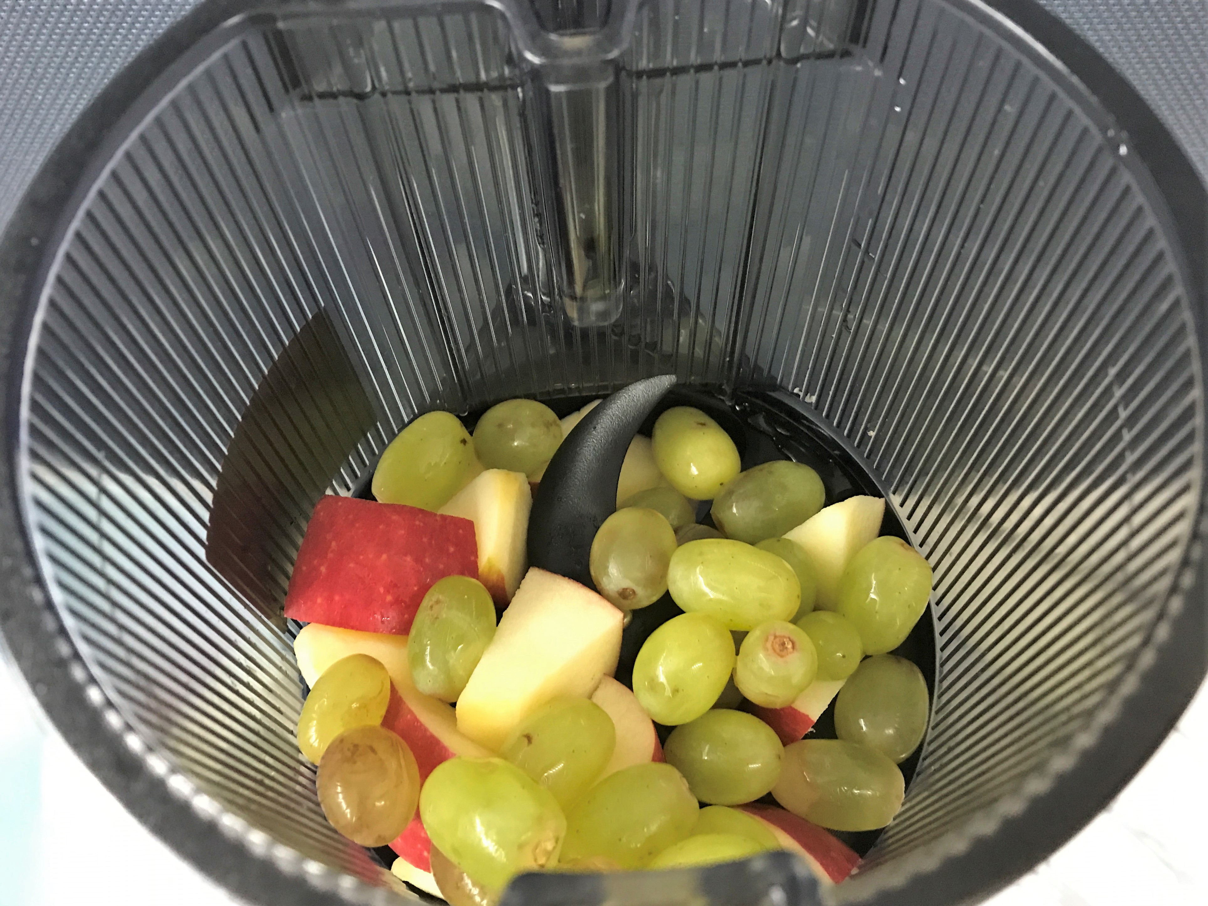 スロージューサーを使ってリンゴとマスカットのフルーツジュースを作る