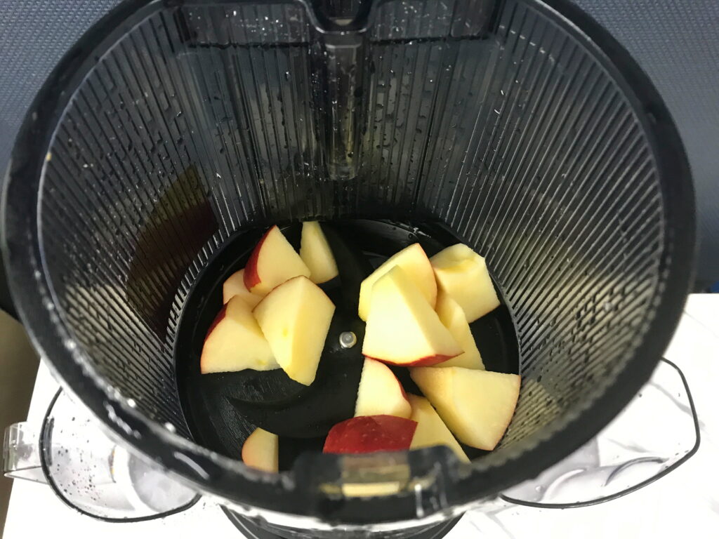 スロージューサーを使ってリンゴジュースを作る