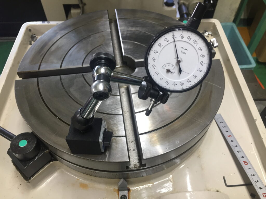 ダイヤルゲージを使ってロータリーテーブルの基準出し