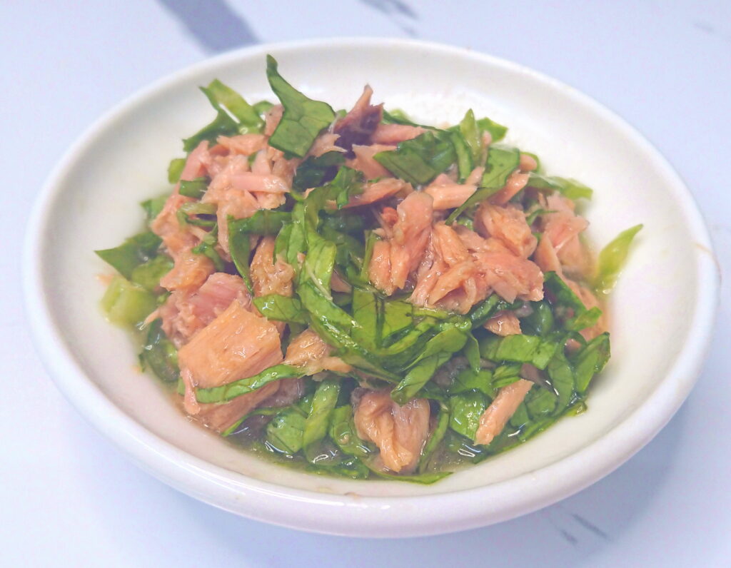 ツナの缶詰とレタスの千切りの和え物