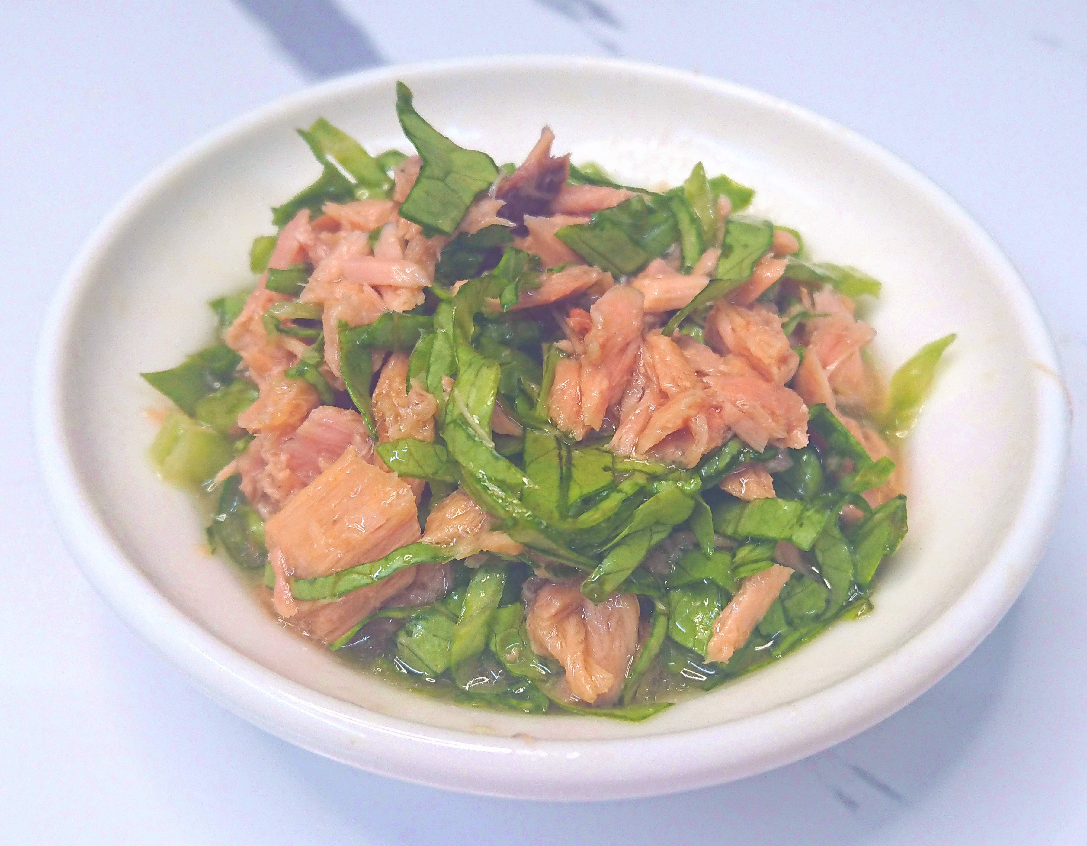 ツナの缶詰とレタスの千切りの和え物