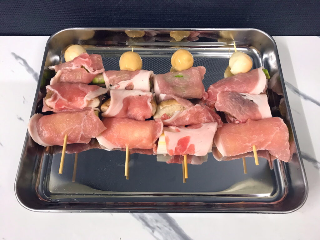 ネギとシイタケとアスパラと煮卵と豚ロースの串焼き
