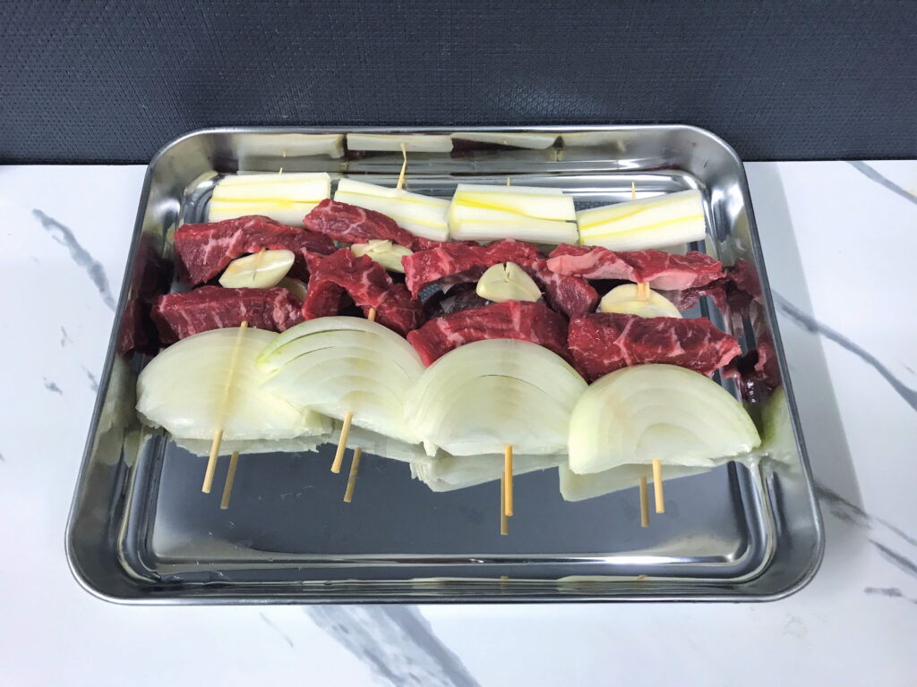 ネギとニンニクと牛ロースの串焼き