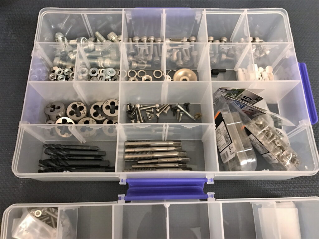 ネジとネジ系工具の入った工具箱