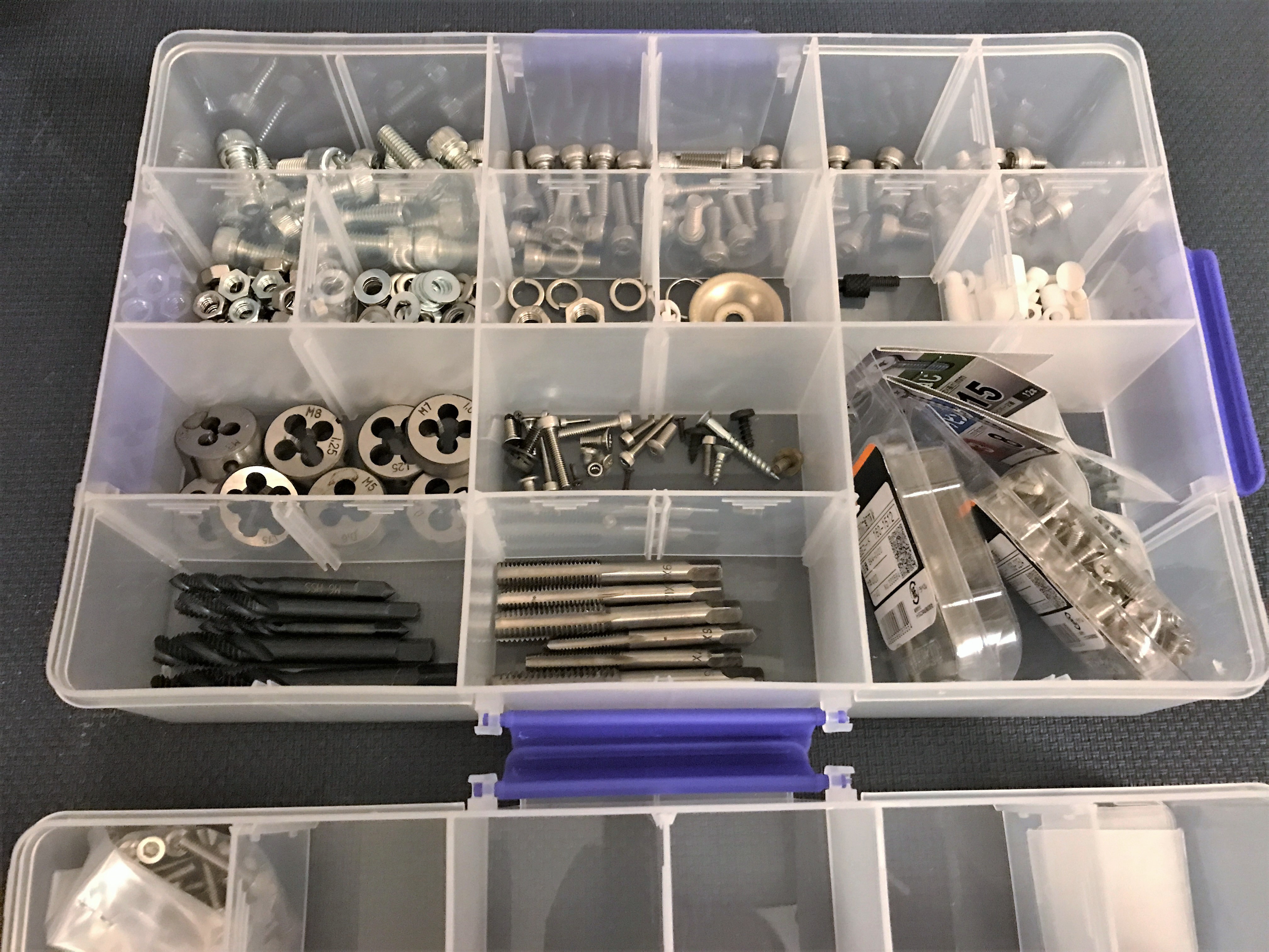 ネジとネジ系工具の入った工具箱