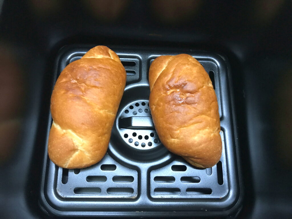 ノンフライヤーを使って市販のクロワッサンを焼く