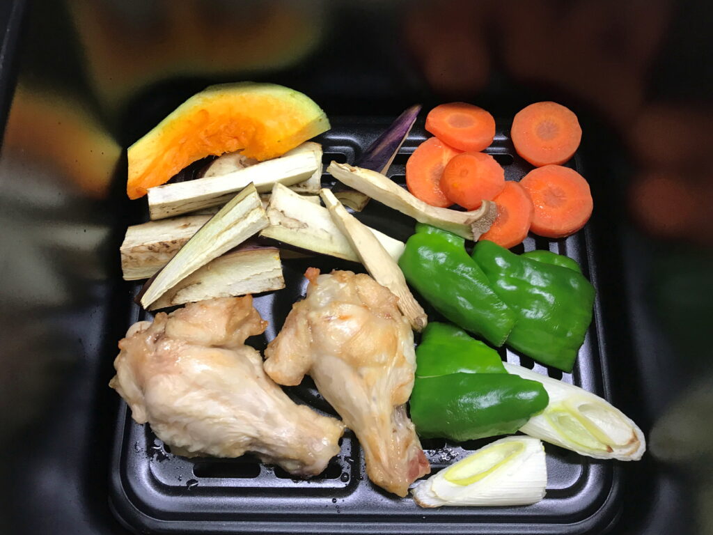 ノンフライヤーを使って手羽元と野菜の調理