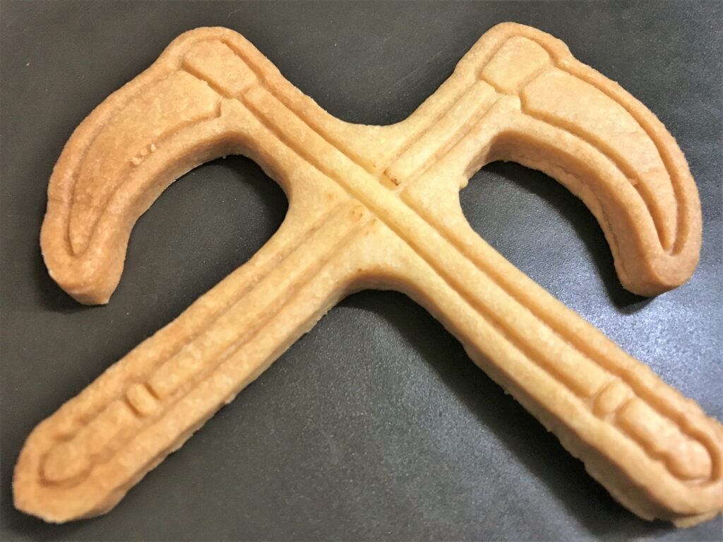オーブンで焼いたハロウィン用のカマのクッキー