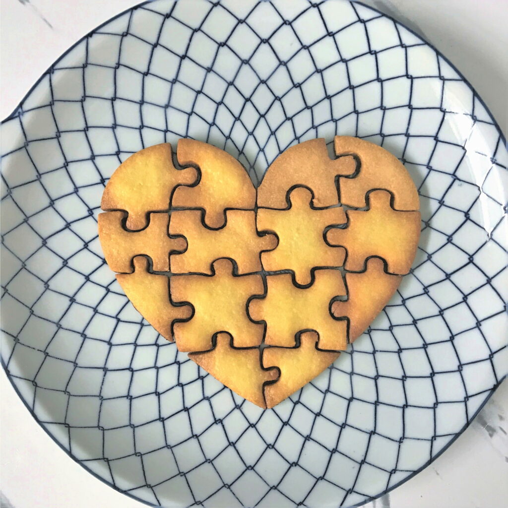 ハートのパズルの手作りクッキー