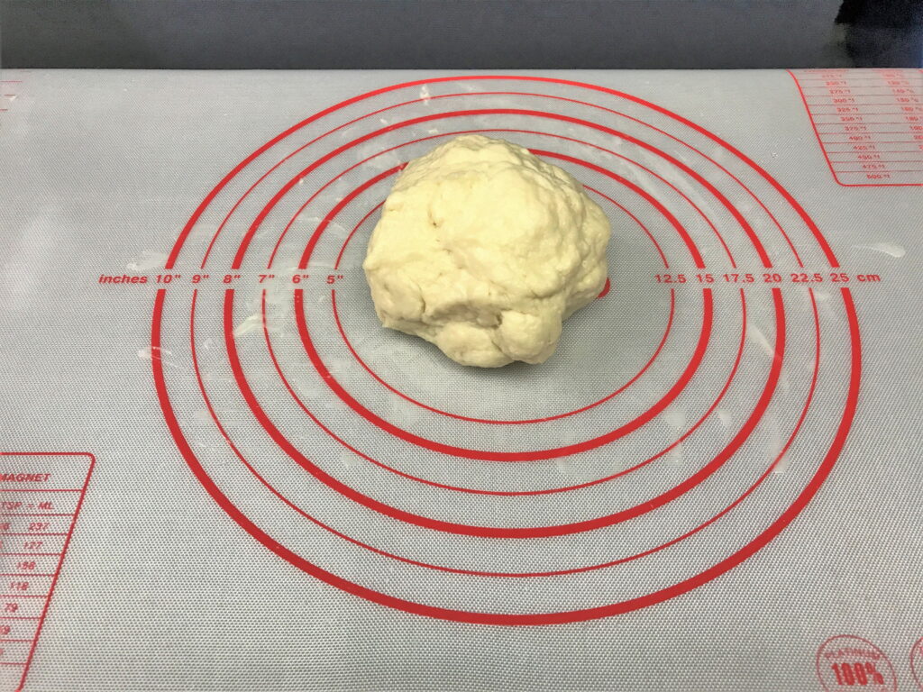 バターが全体に混ざるようにこねたパン生地