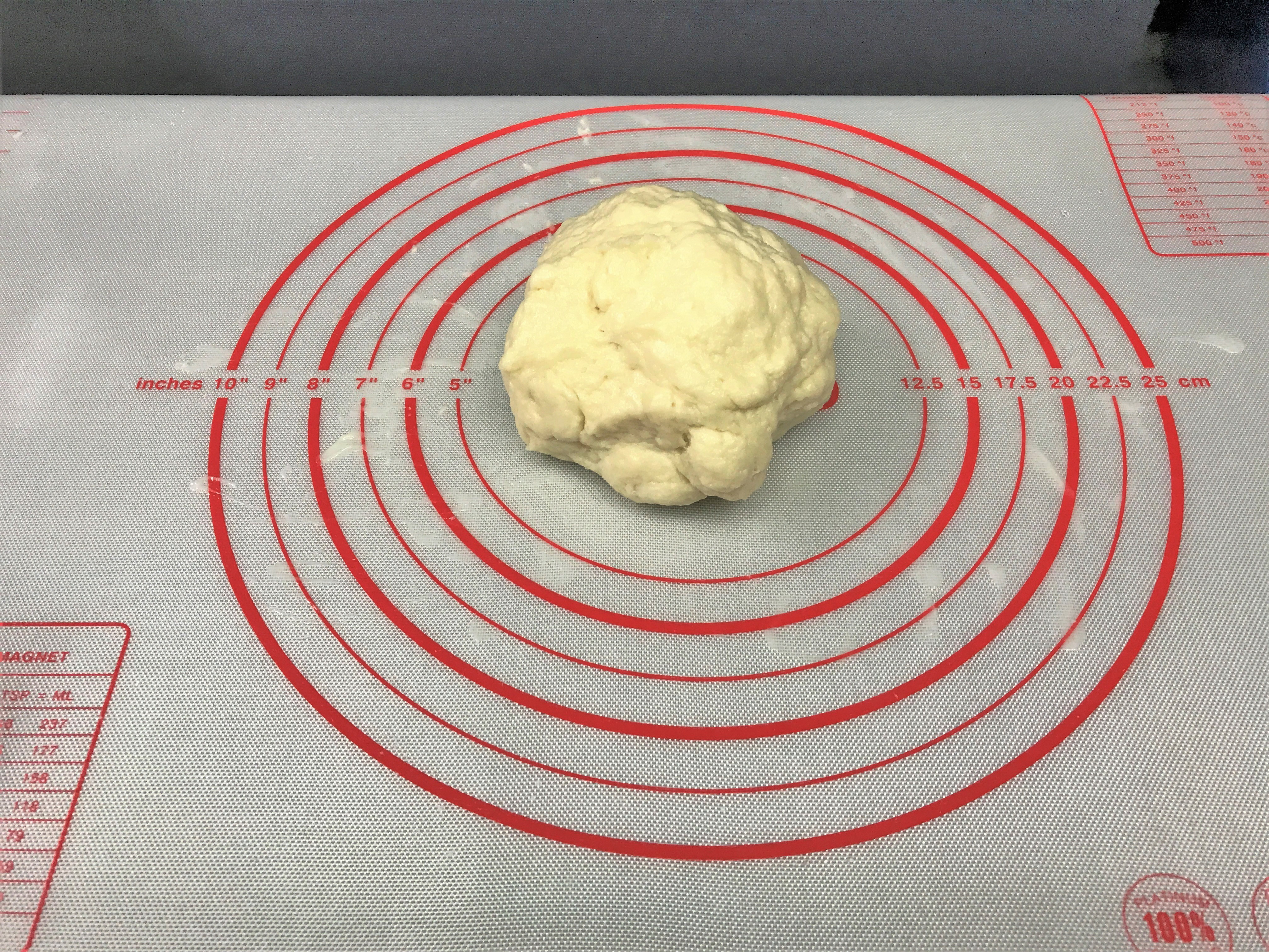 バターが全体に混ざるようにこねたパン生地