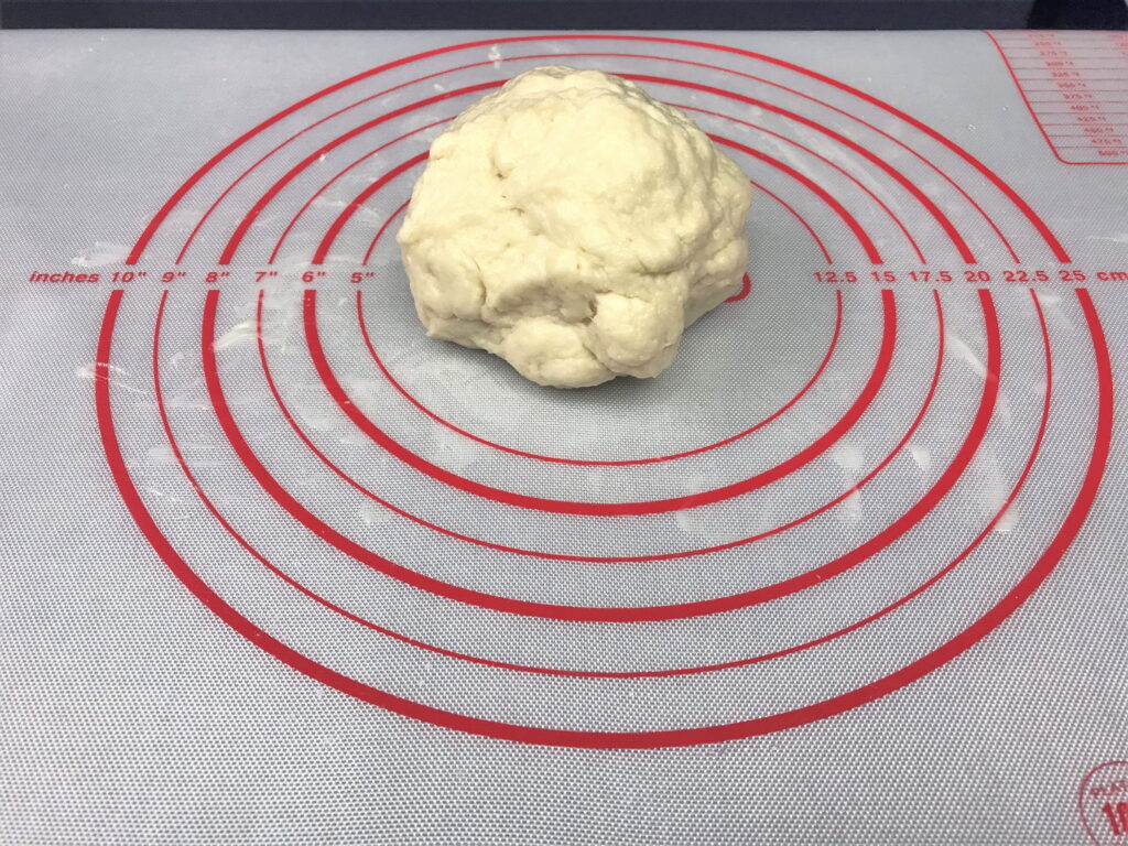 バターが全体に混ざるようにこねたパン生地02